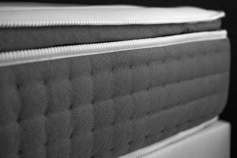 Pack lit complet 140x190 cm - Matelas + Sommier Blanc (en kit) + 2 oreillers + Couette - Vingt-Six PLUS